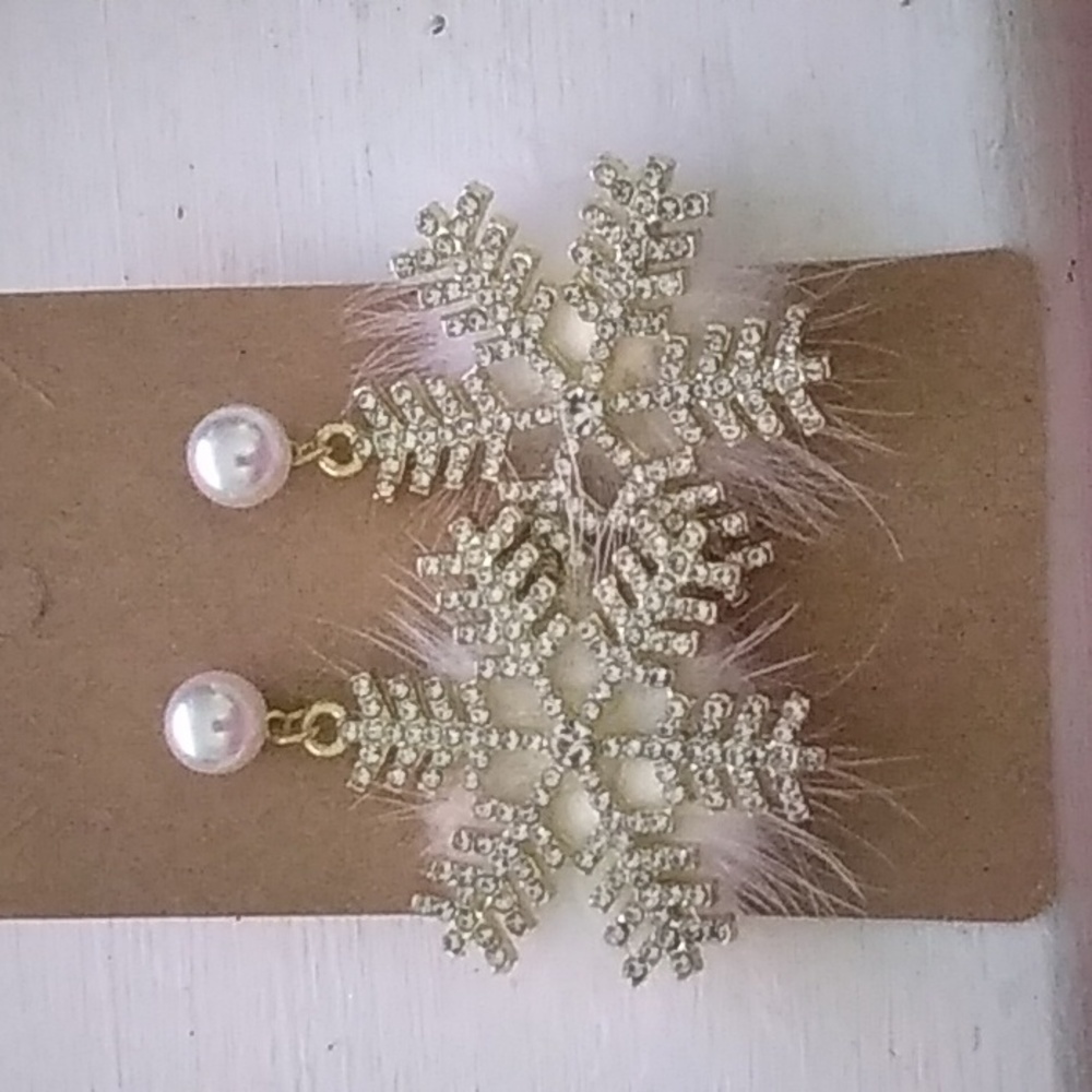 Snow flake ear rings brand new!